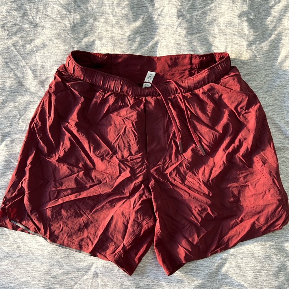 📌Burgundy men short lined Lululemon medium, very lightweight